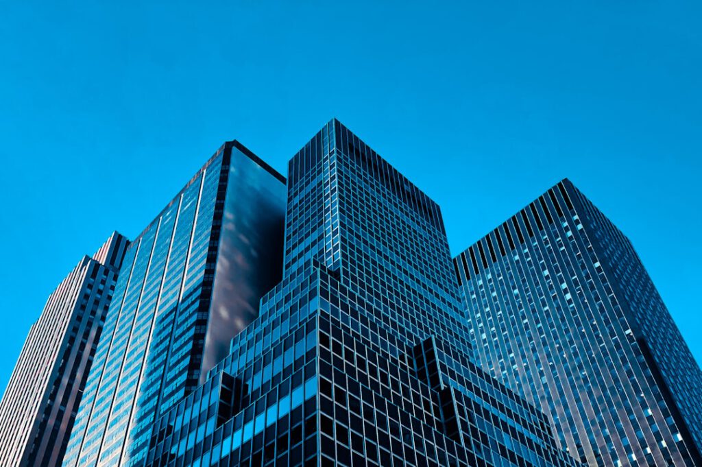 Gestoría G1 explains the corporate spin‑off before glass skyscrapers that symbolize large business structures