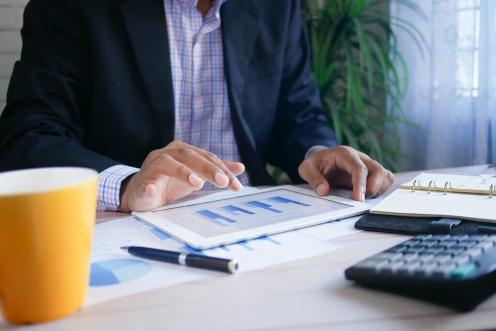 Gestoría G1 specialist reviewing charts on a tablet to explain differences between tax advisor, controller, and external CFO