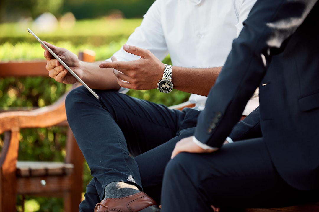 Asesor de Gestoría G1 actuando como director financiero externo para una pyme, revisando datos en tablet al aire libre