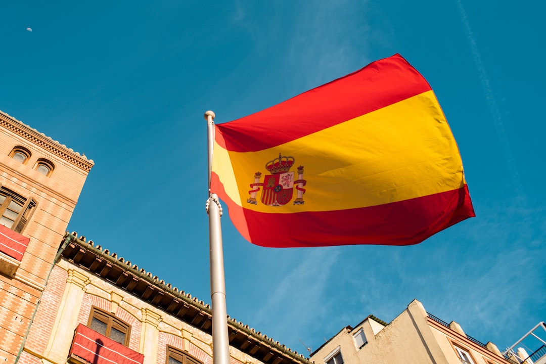 Bandera de España ondeando en Mallorca, símbolo del trámite para solicitar el NIE con Gestoría G1