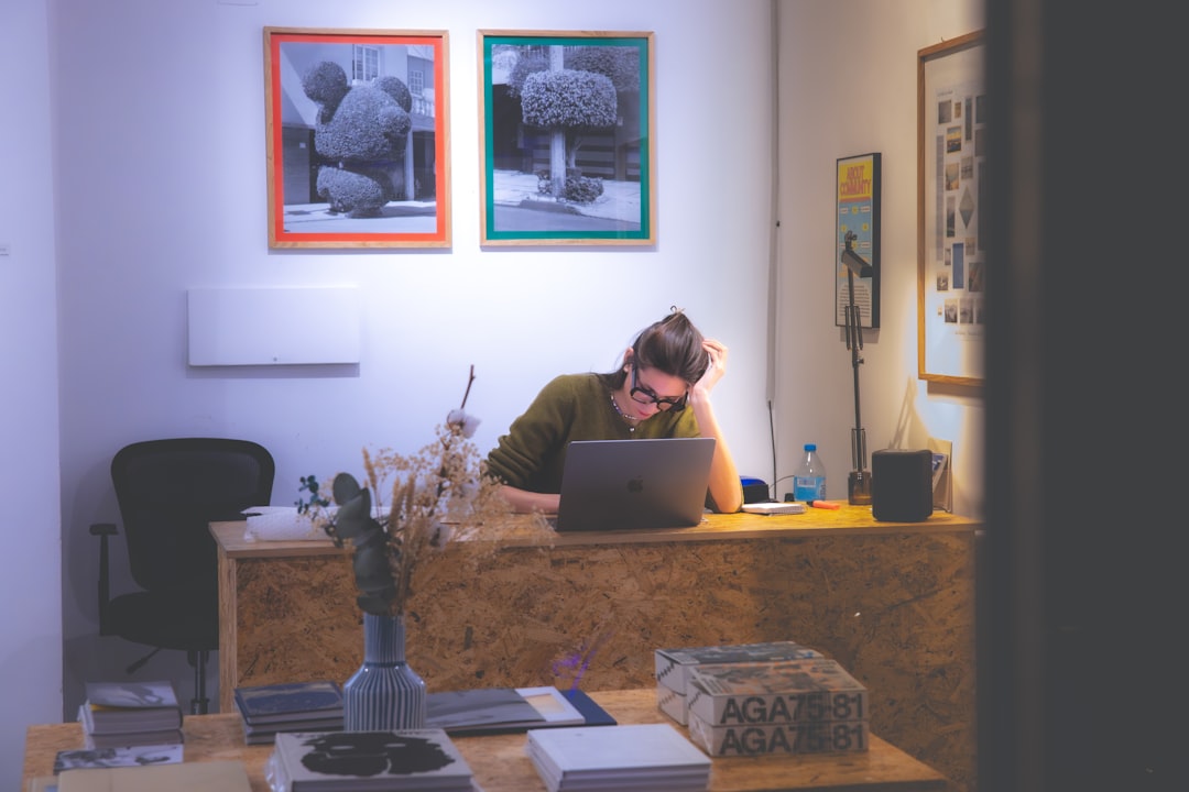 Gestoría G1 advisor reviewing in her office the taxes paid by a self‑employed person in Spain 2026