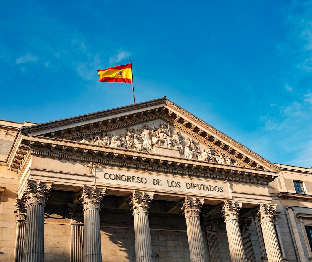 Fachada del Congreso de los Diputados en Madrid, sede clave para entender la residencia fiscal en España según Gestoría G1