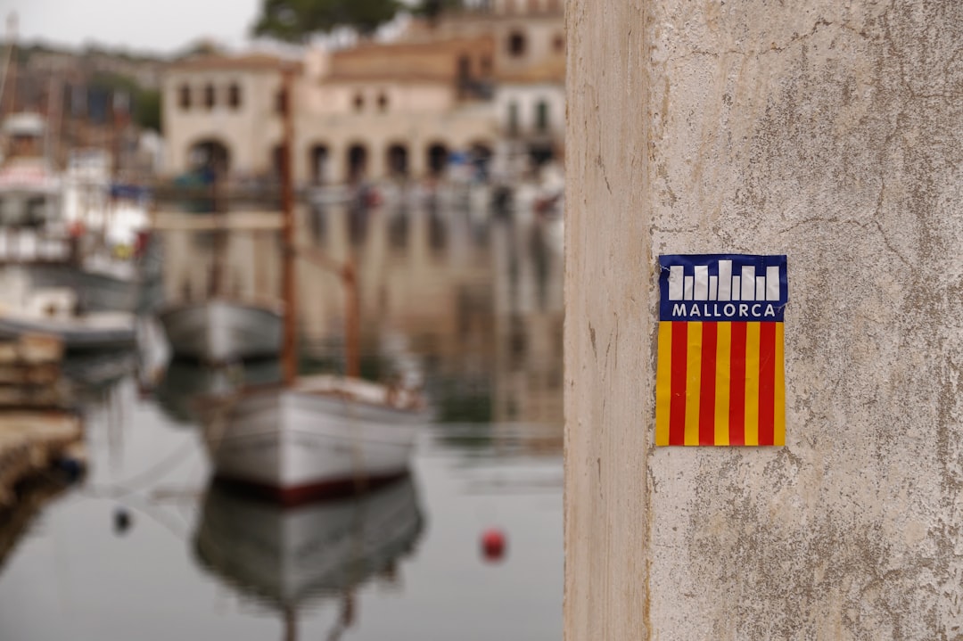 Puerto de Mallorca con barcos amarrados, sede de Gestoría G1 para autónomos extranjeros con NIE e impuestos